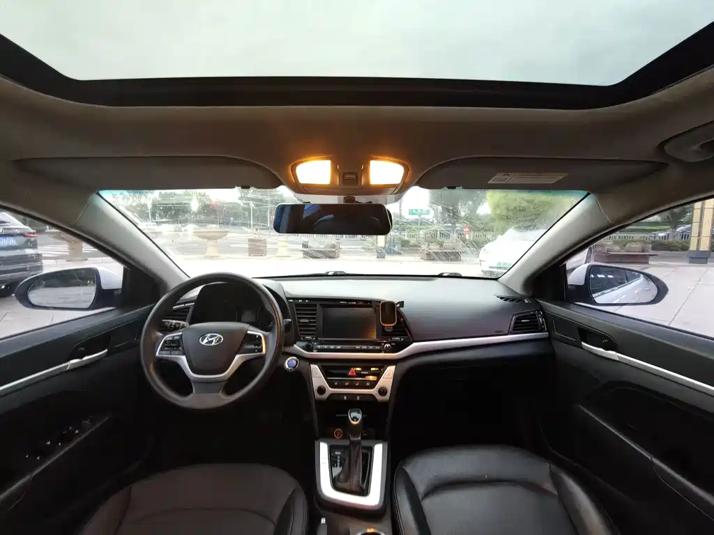 Hyundai Elantra — миниатюра 11