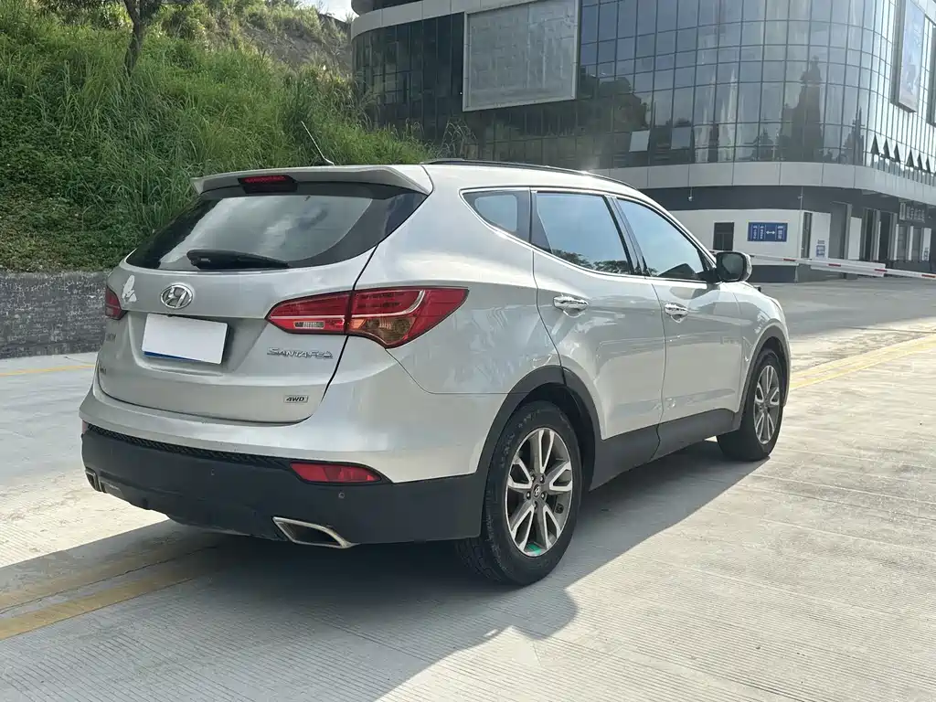 Hyundai Santa Fe 2013 2.4L AT Luxury