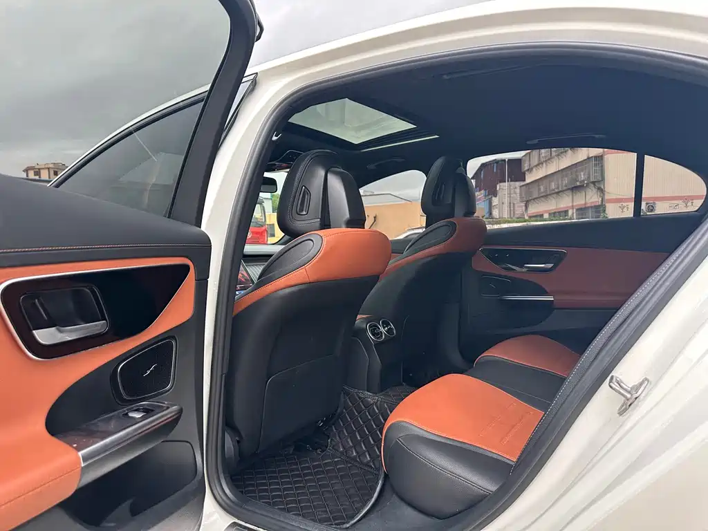 Mercedes-Benz C-Class — миниатюра 6