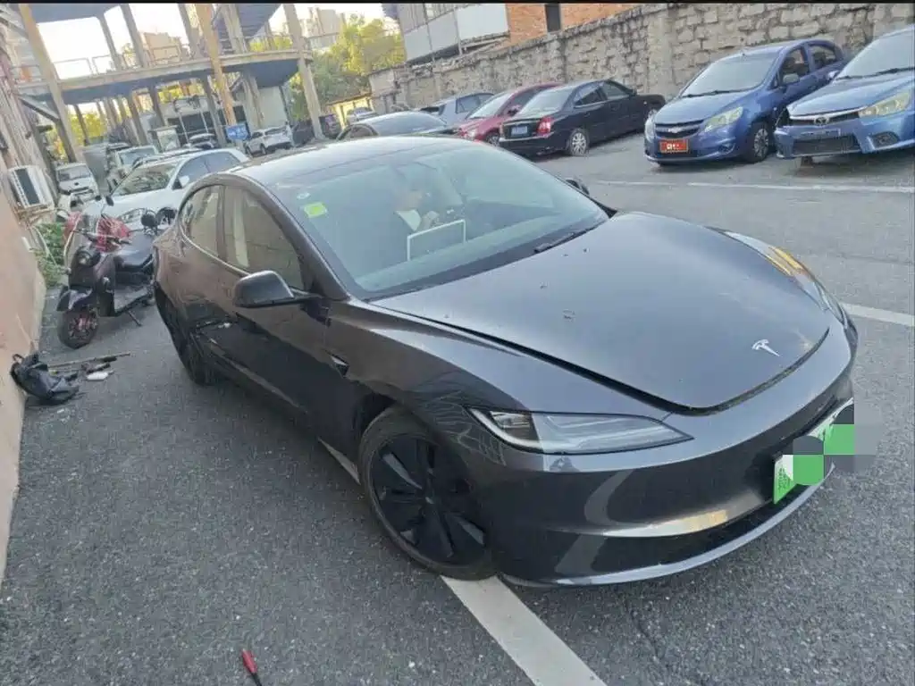 Tesla Model 3 — миниатюра 3
