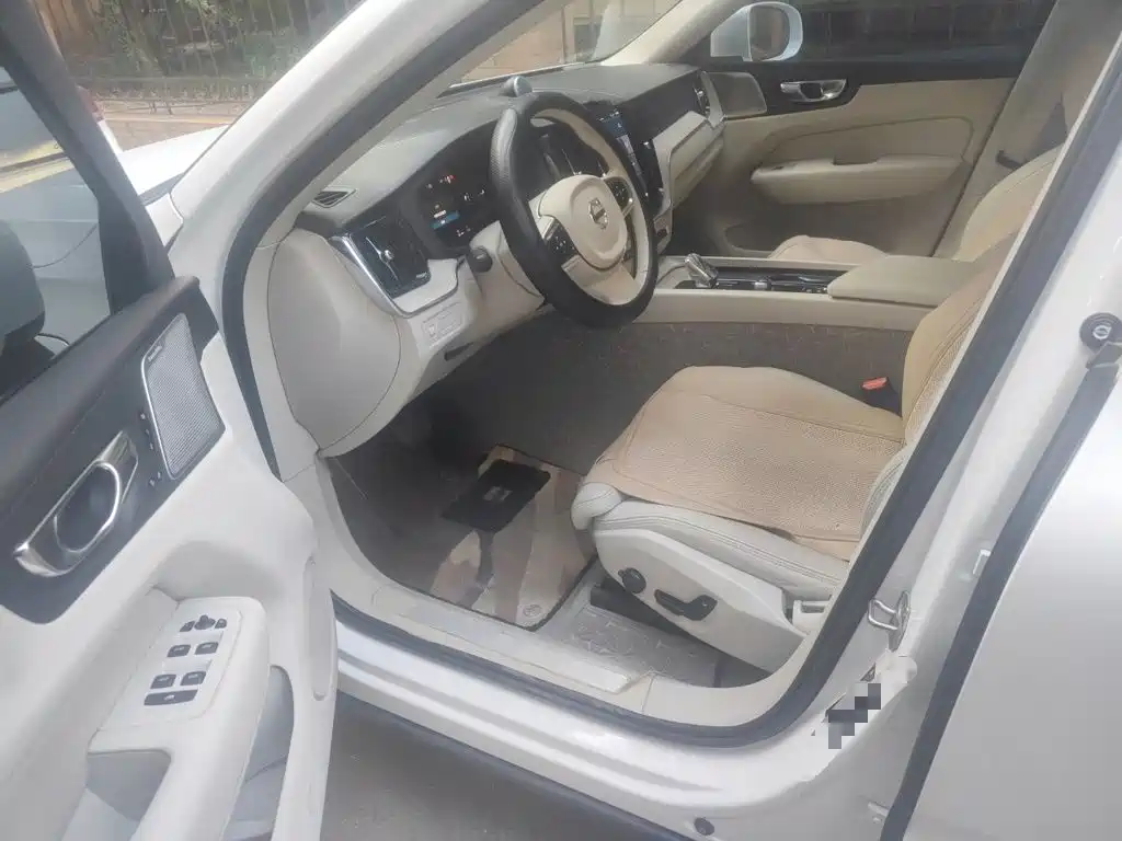 Volvo XC60 PHEV — миниатюра 17