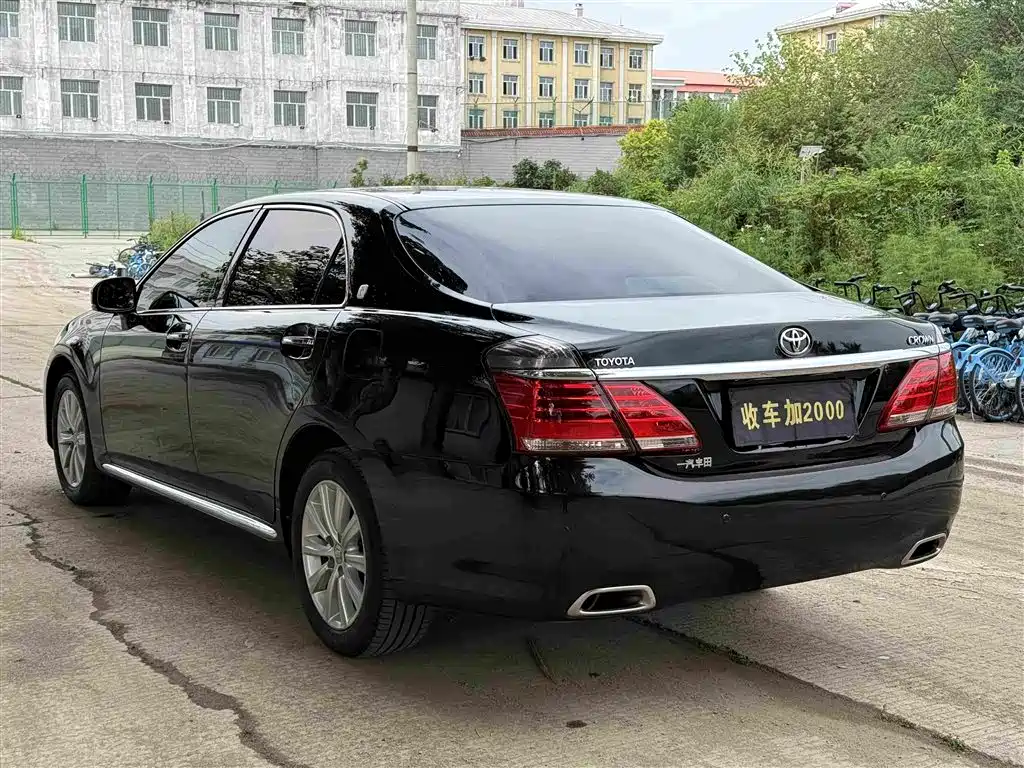 Toyota Crown — миниатюра 7