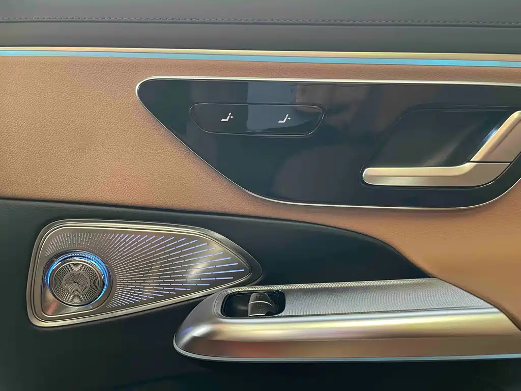 Mercedes-Benz E-Class — миниатюра 11