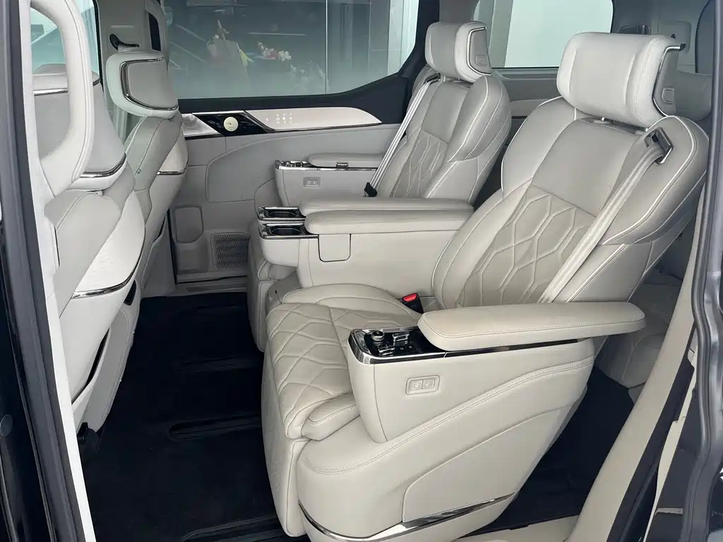 Volvo EM90 — миниатюра 9