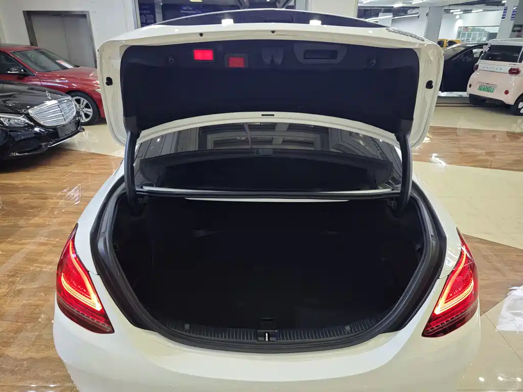 Mercedes-Benz C-Class — миниатюра 11