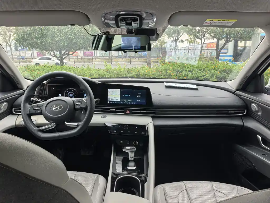 Hyundai Elantra — миниатюра 12