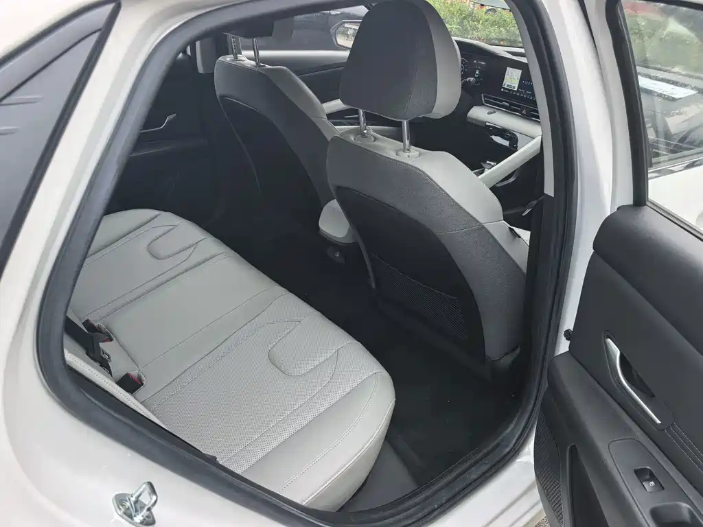 Hyundai Elantra — миниатюра 10