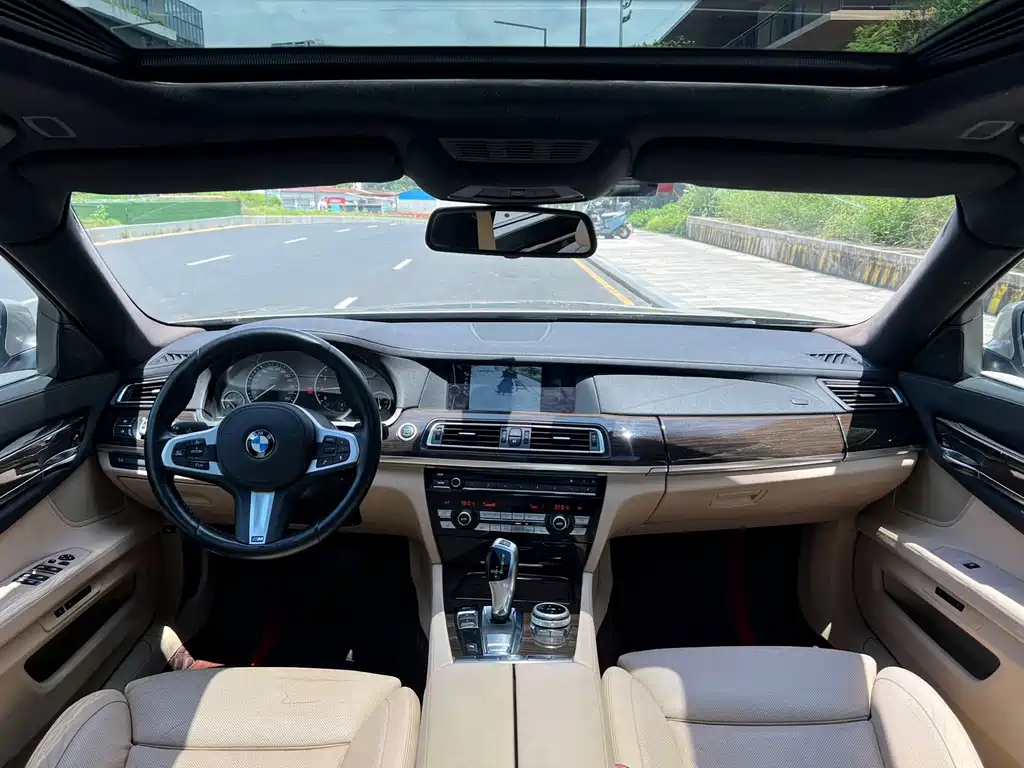 BMW 7 Series — миниатюра 7