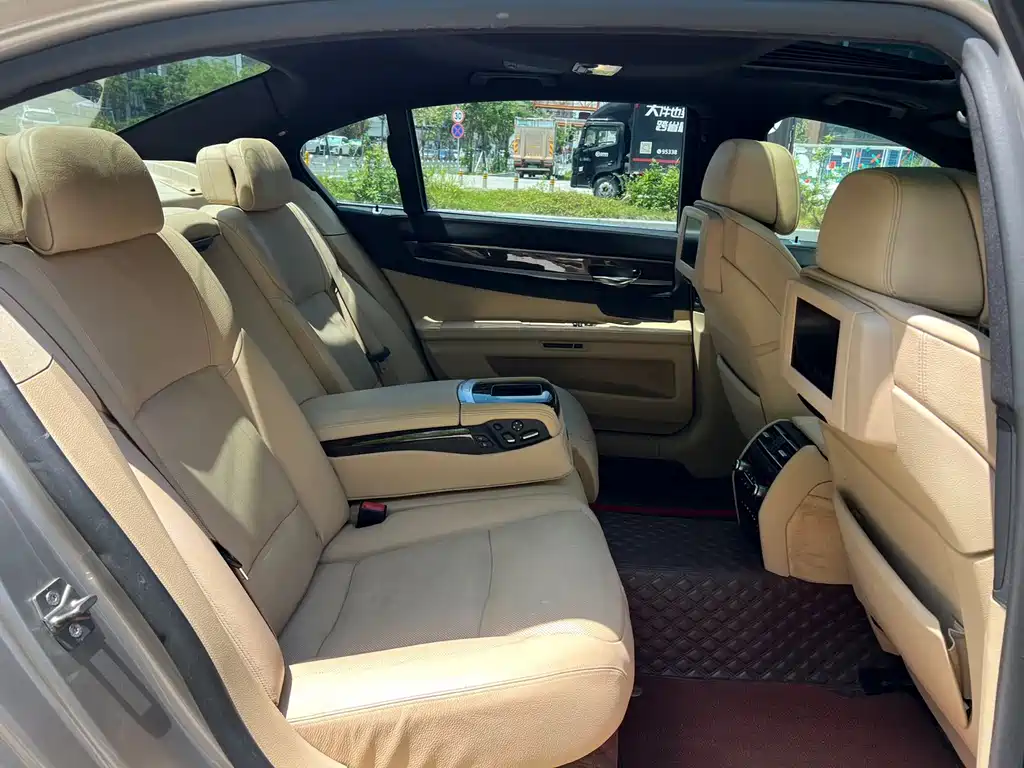 BMW 7 Series — миниатюра 12