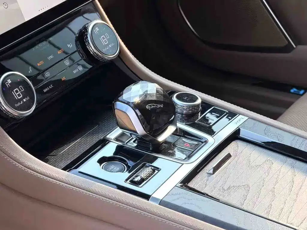 Jaguar XFL — миниатюра 6
