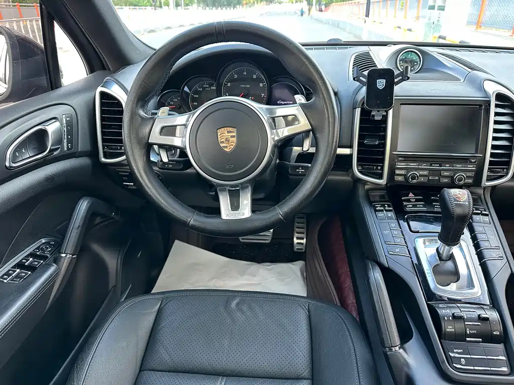 Porsche Cayenne — миниатюра 9