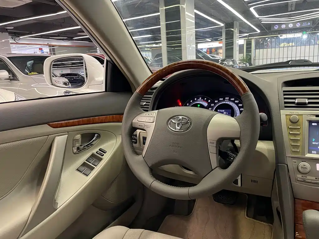 Toyota Camry — миниатюра 12