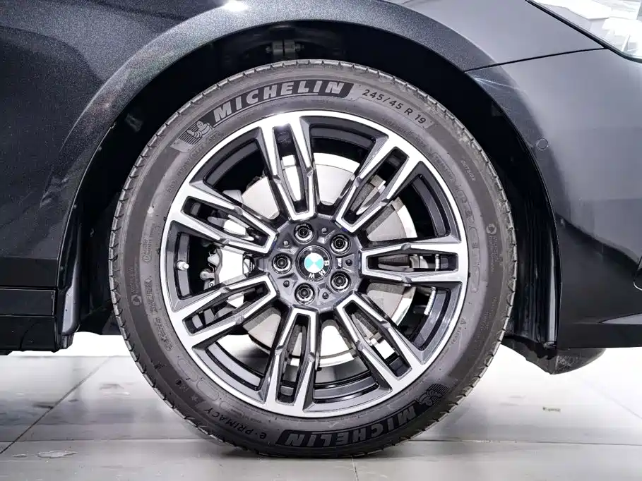 BMW 5 Series — миниатюра 12