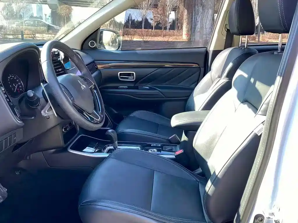 MITSUBISHI OUTLANDER