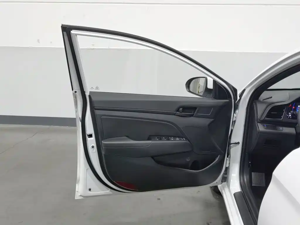 Hyundai Elantra — миниатюра 8