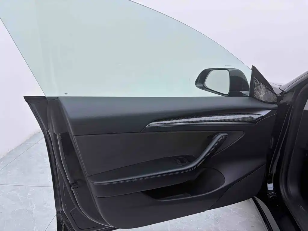Tesla Model 3 — миниатюра 18