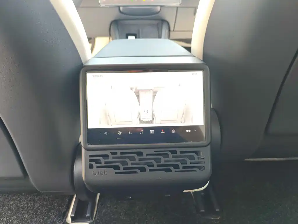 Tesla Model 3 — миниатюра 13