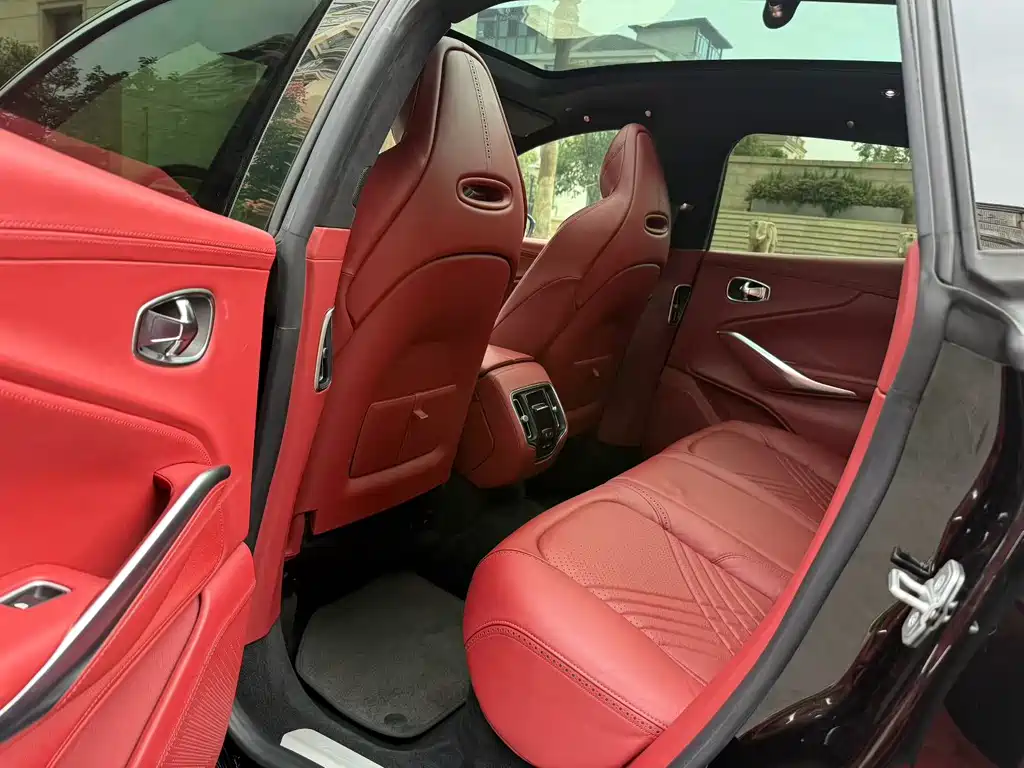 Aston Martin DBX — миниатюра 8