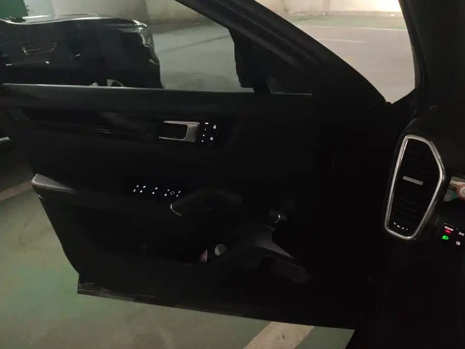 Porsche Cayenne — миниатюра 7