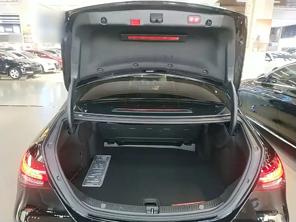 Mercedes-Benz E-Class — миниатюра 19