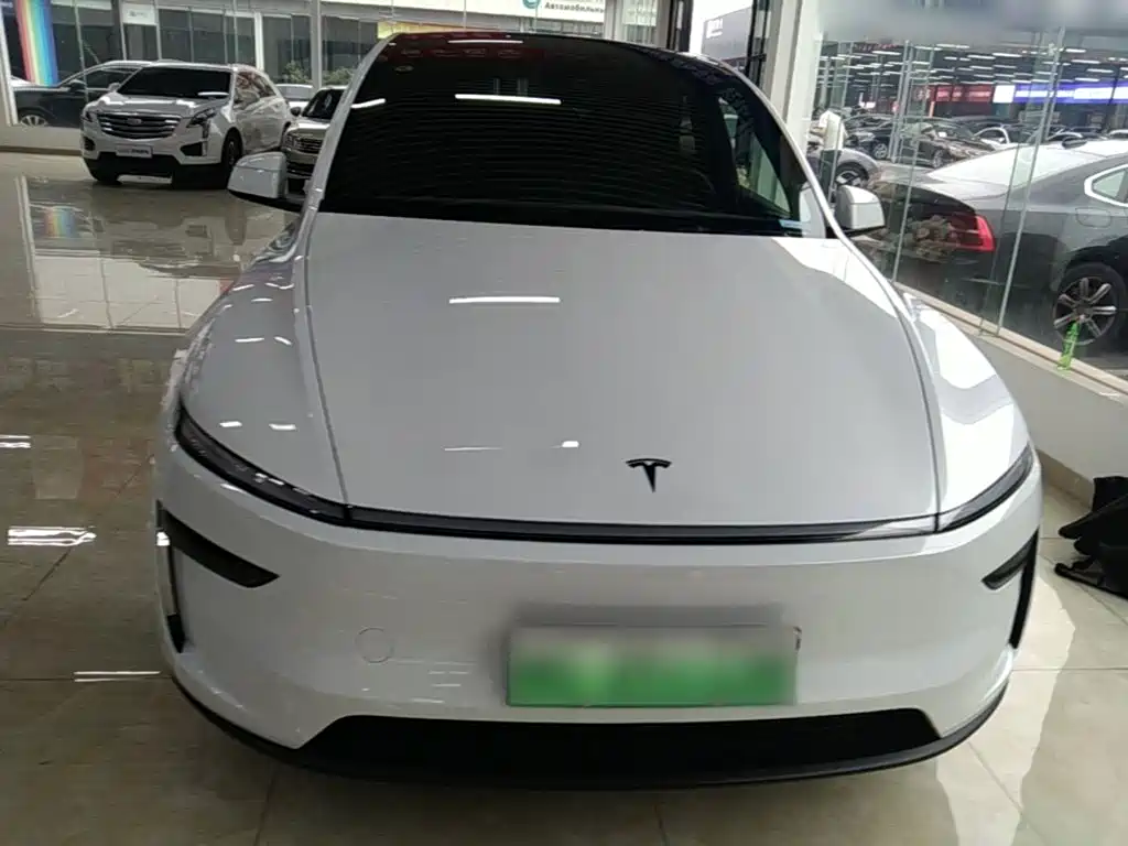 Tesla Model Y L — миниатюра 3