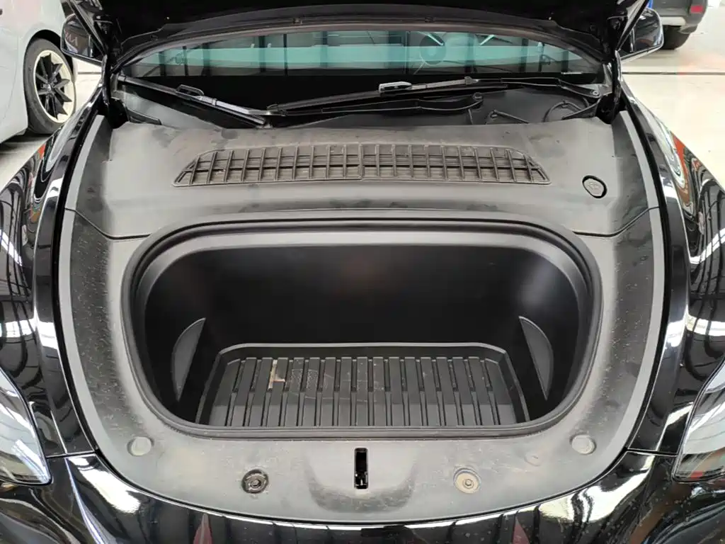 Tesla Model Y — миниатюра 20