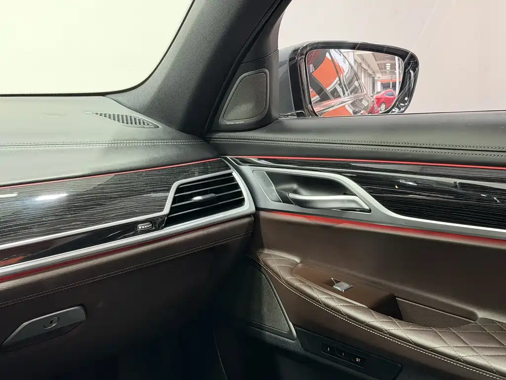 BMW 7 Series — миниатюра 13