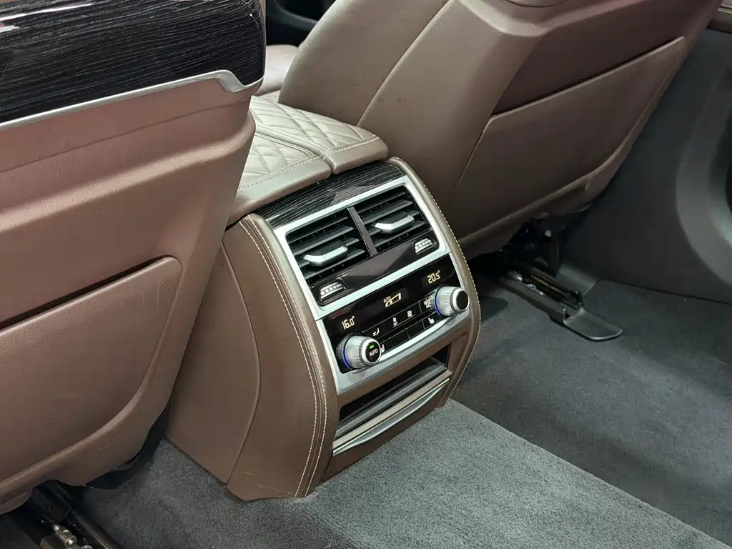 BMW 7 Series — миниатюра 16