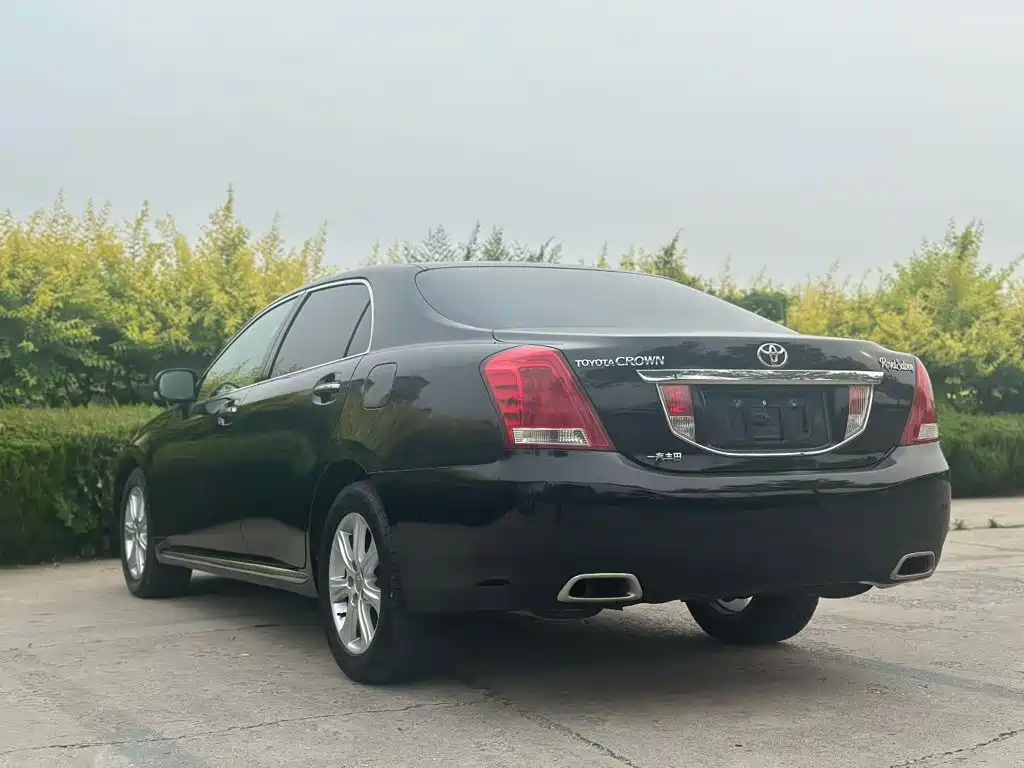 Toyota Crown — миниатюра 4