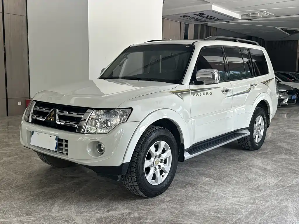 Mitsubishi Pajero (Import) 2014