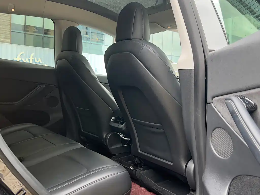 Tesla Model Y — миниатюра 18