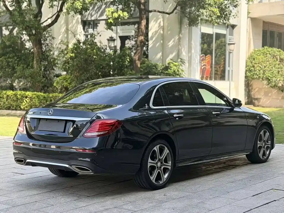 Mercedes-Benz E-Class — миниатюра 9