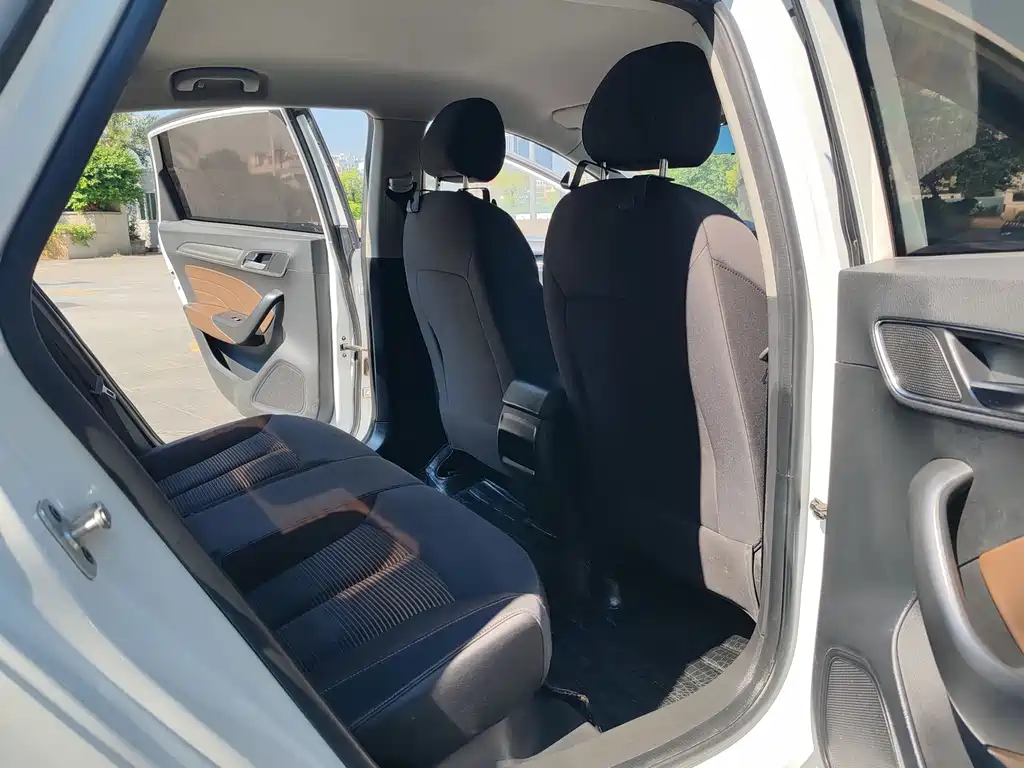 Roewe i6 Classic — миниатюра 9