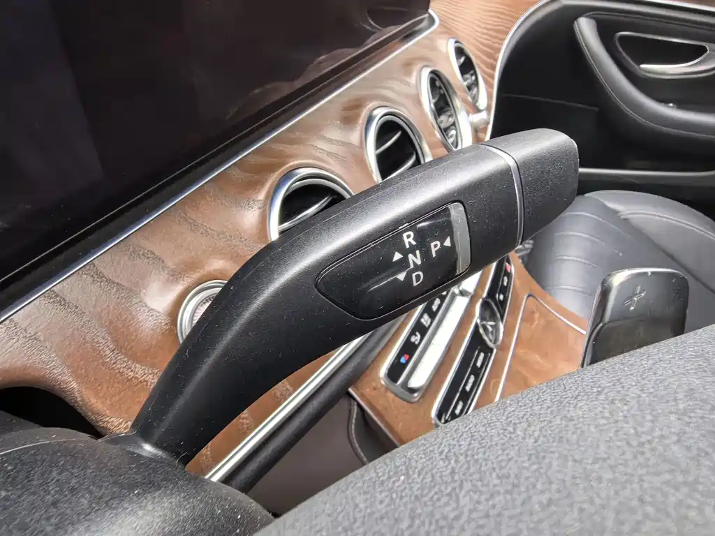 Mercedes-Benz E-Class — миниатюра 11