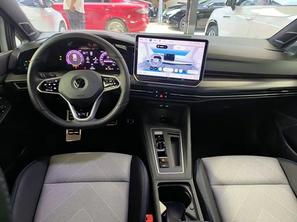 Volkswagen Golf 2025 300TSI R-Line