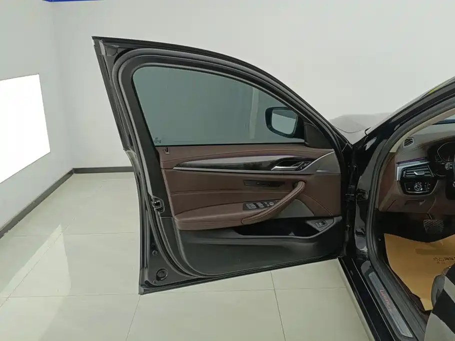 BMW 5 Series — миниатюра 7