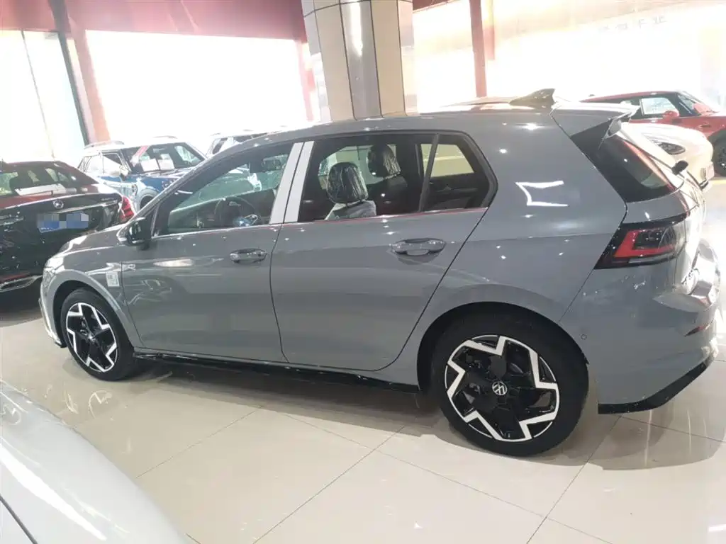 Volkswagen Golf 2025 300TSI R-Line