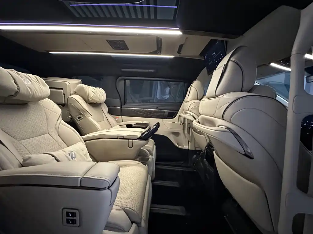 Toyota Alphard — миниатюра 21