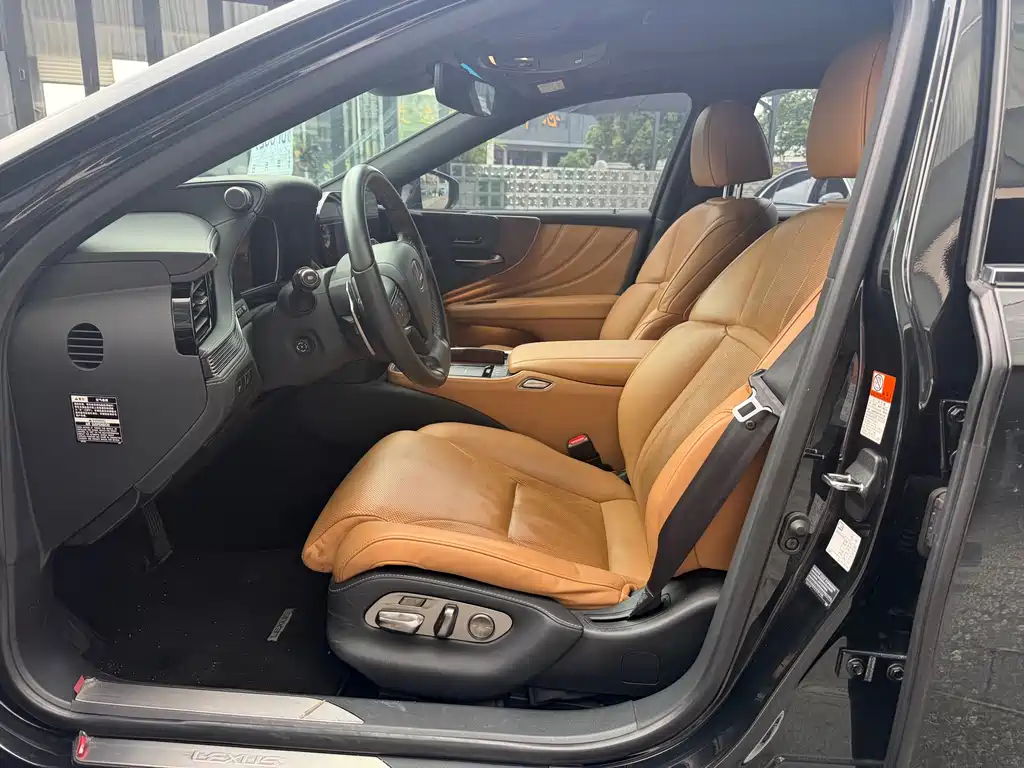 Lexus LS — миниатюра 5