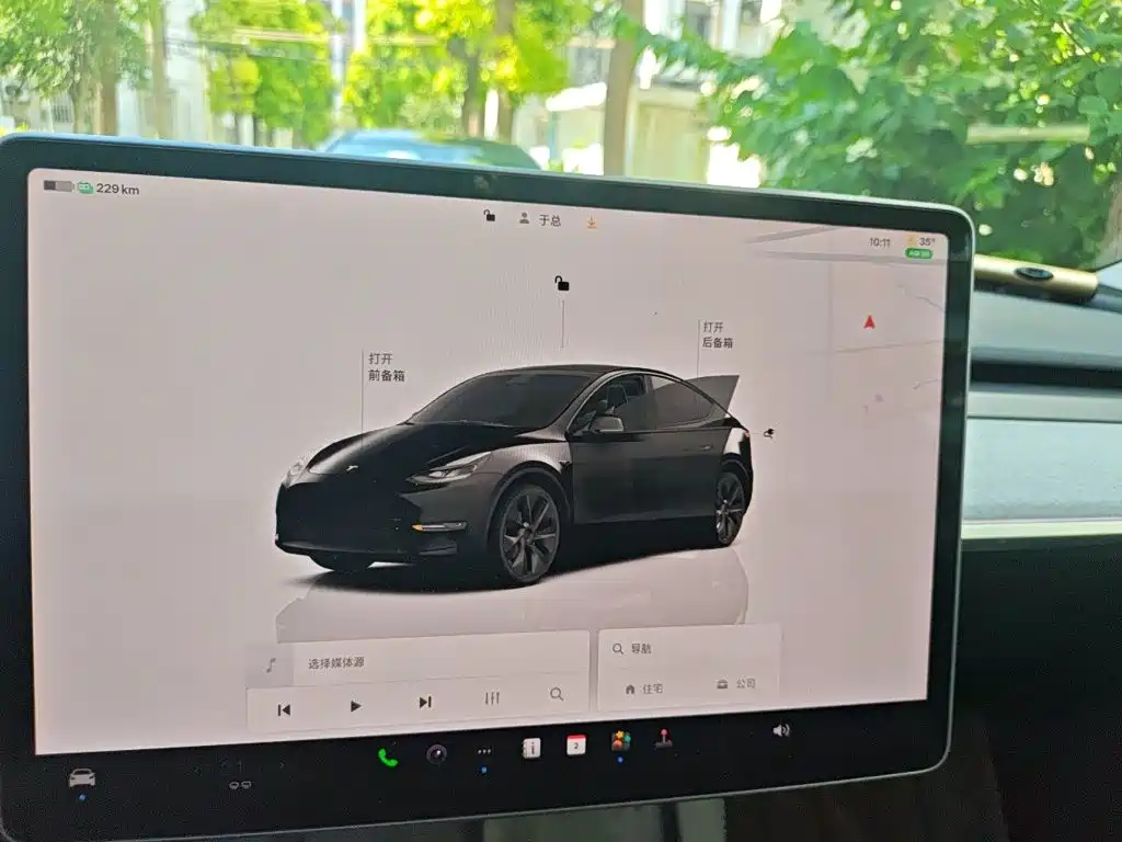 Tesla Model Y — миниатюра 7