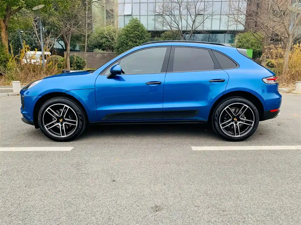 PORSCHE MACAN