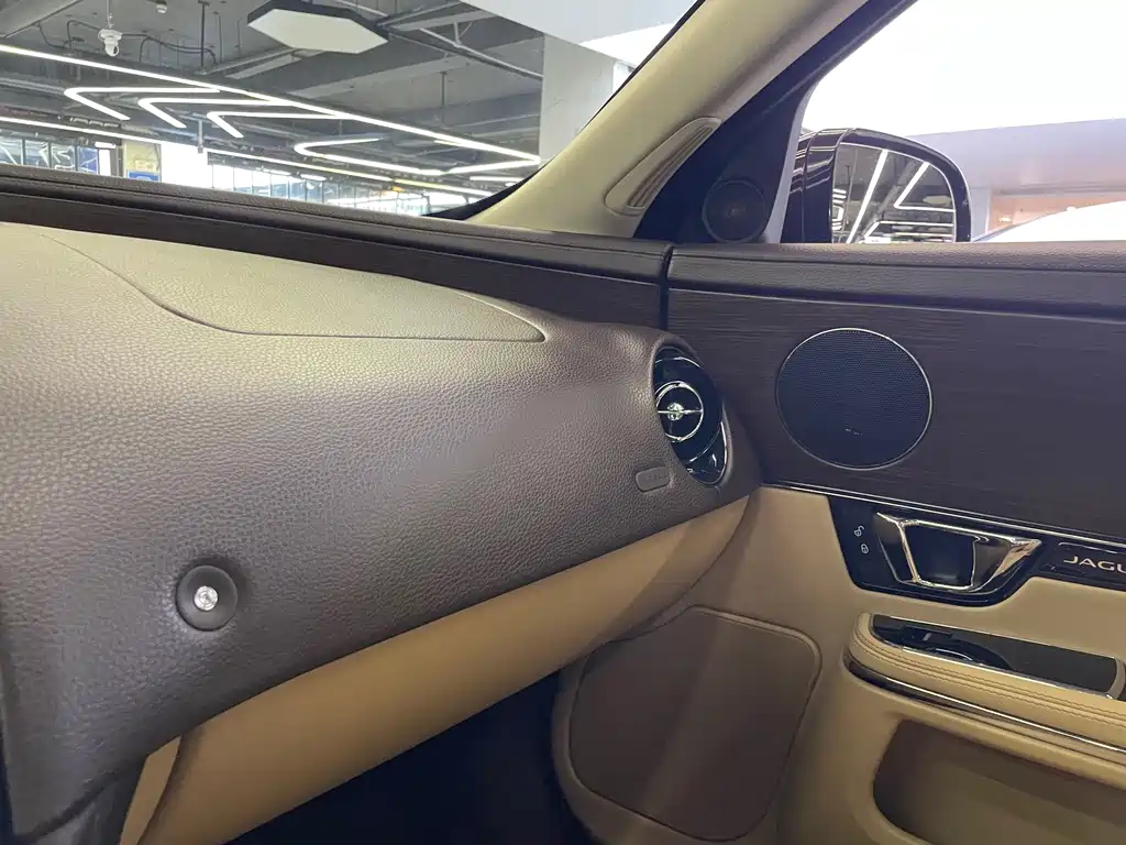 Jaguar XJ — миниатюра 17