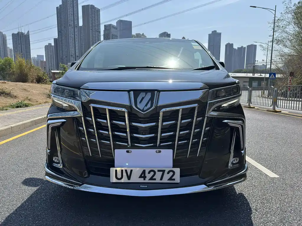 Toyota Alphard - фото 2