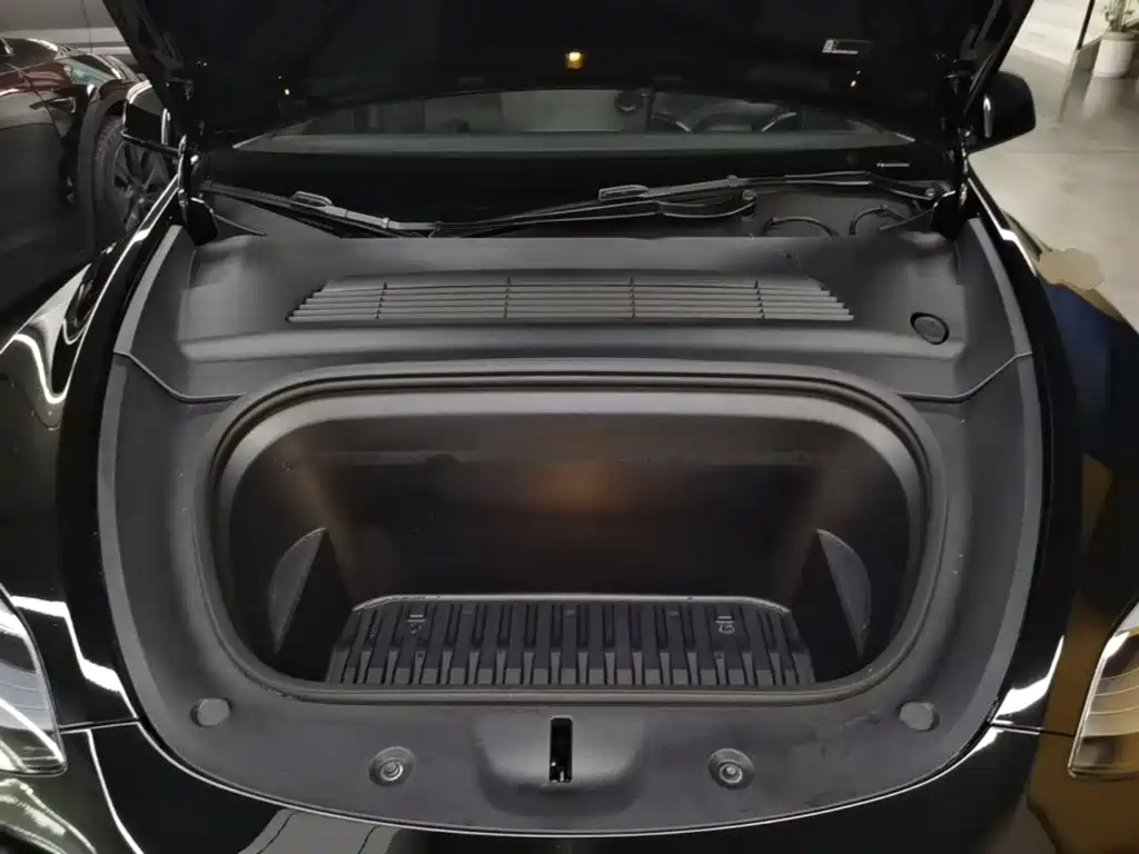 Tesla Model Y — миниатюра 20