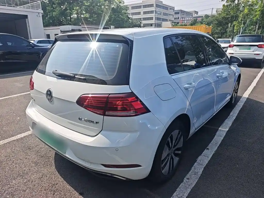 Volkswagen Golf ·