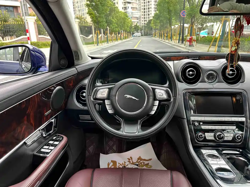 Jaguar XJ — миниатюра 9