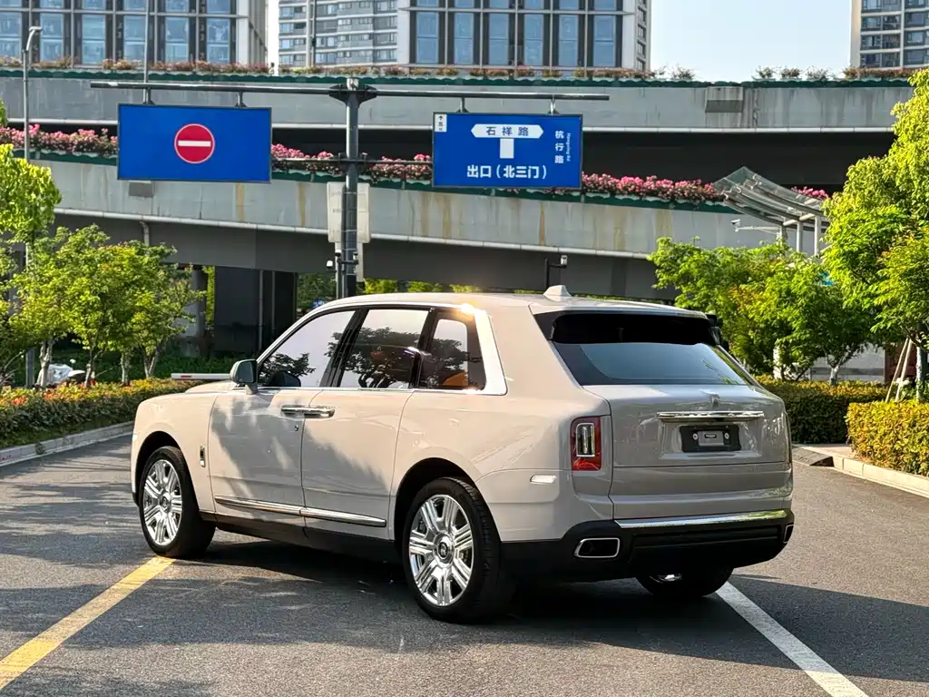 Rolls-Royce Cullinan 2018 мест