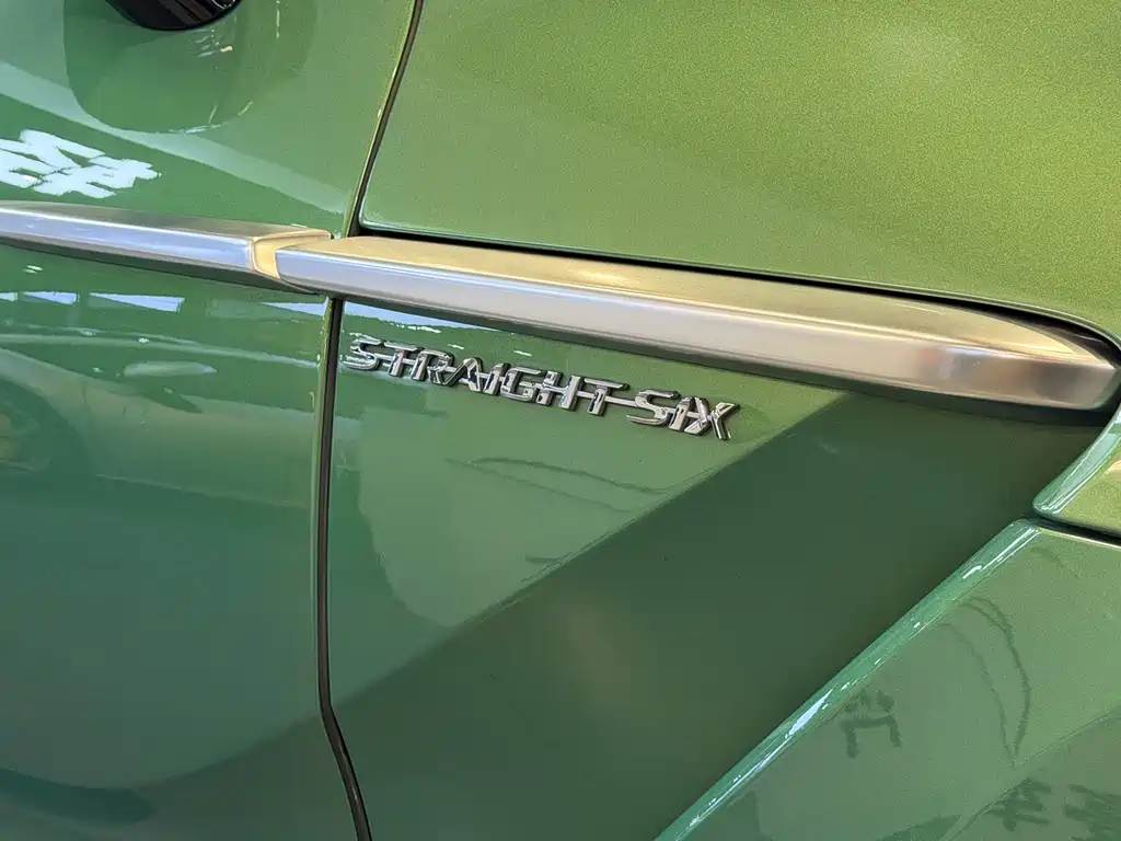 Aston Martin DBX 2022 3.0T STRAIGHT-SIX