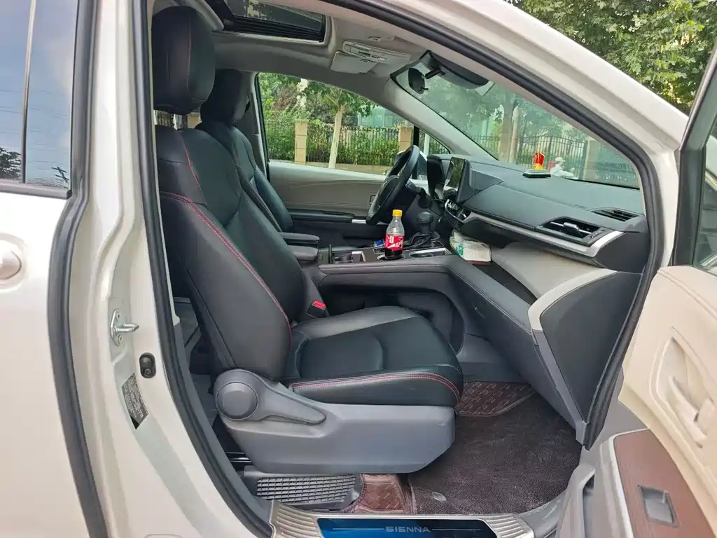Toyota Sienna — миниатюра 4