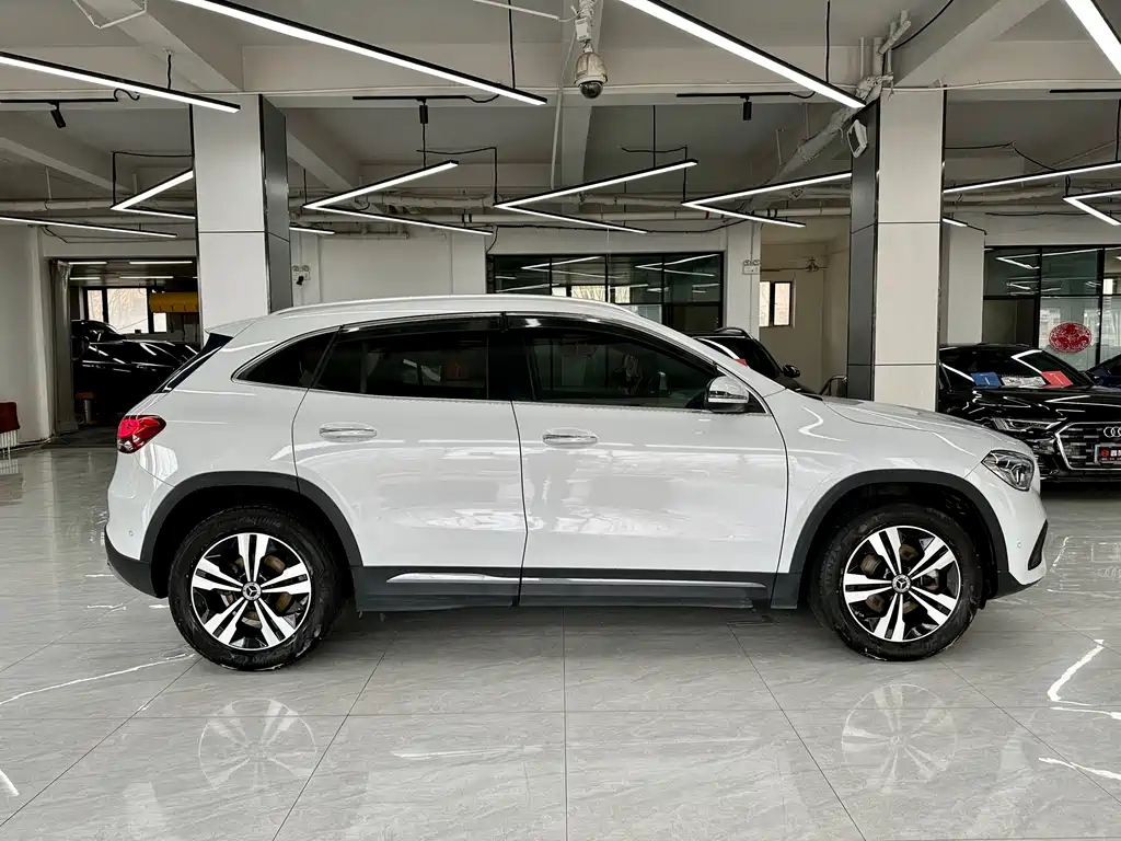 MERCEDES-BENZ GLA